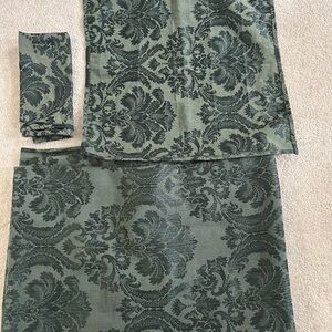 GREEN DAMASK TABLECLOTH AND 8 NAPKINS